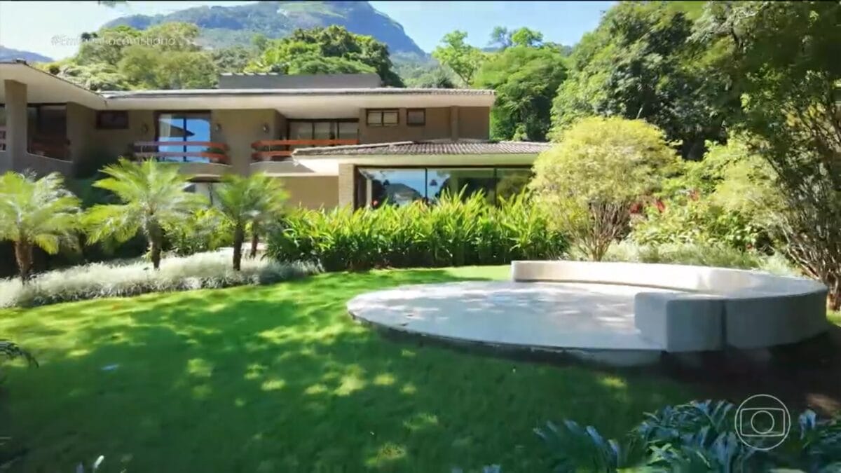 Vista da fachada da casa de Anitta