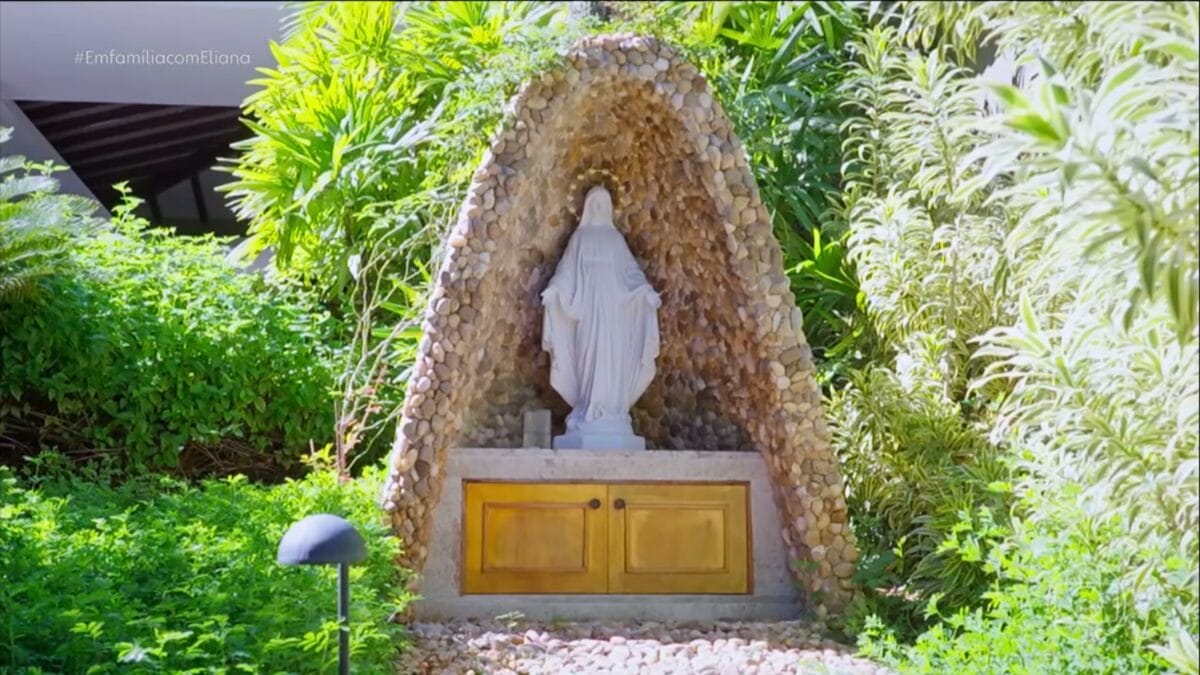 Altar para Nossa Senhora na casa da cantora.