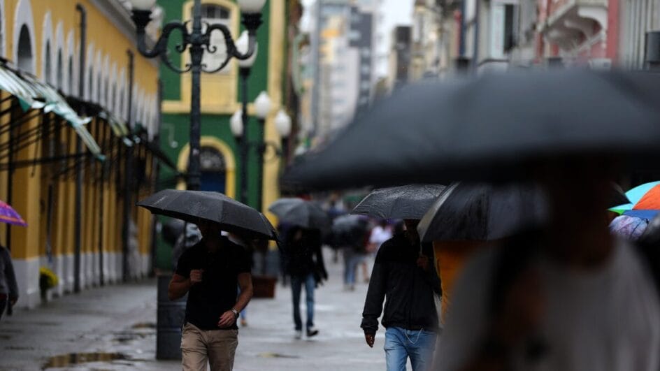 Frente fria avança em direção ao litoral e provoca temporais no Estado