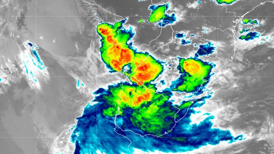 No Litoral Sul, há aviso de perigo para ventos costeiros, com possibilidade de movimentação de dunas e impactos na faixa litorânea (Foto: Epagri/Ciram, Reprodução)