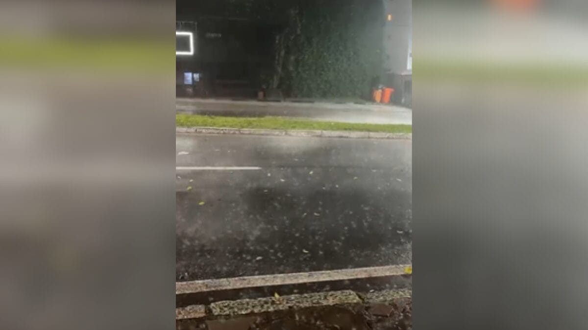 Chuva na Avenida Mauro Ramos, em Florian&oacute;polis (Foto: Reprodu&ccedil;&atilde;o)