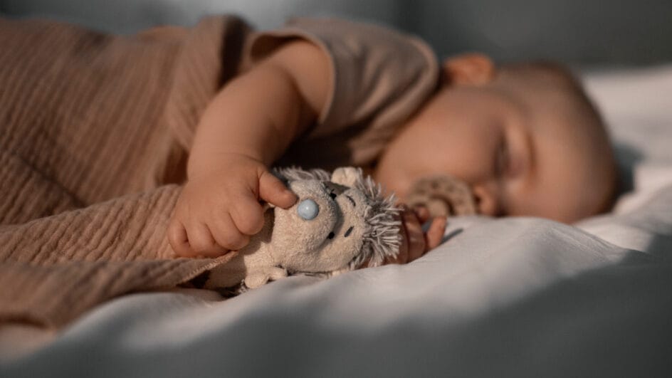 Preferência por um lado ao virar a cabeça pode ser sinal de torcicolo em bebês (Foto: Freepik)
