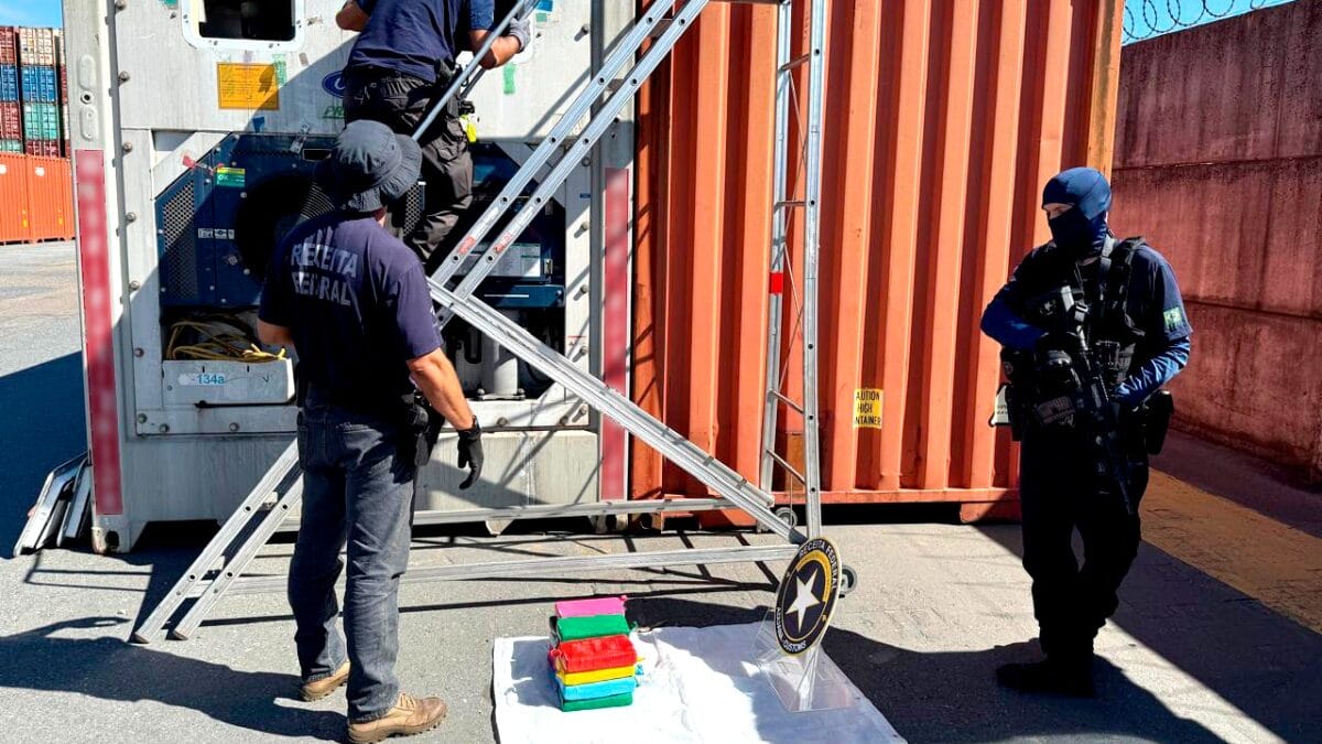 Coca&iacute;na &eacute; encontrada no Porto de Navegantes