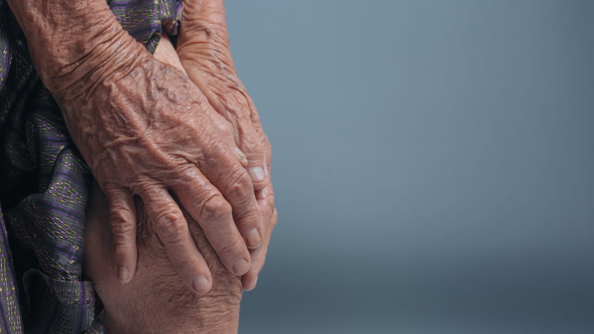 T&eacute;cnica menos invasiva permite recupera&ccedil;&atilde;o mais r&aacute;pida e segura ap&oacute;s queda dom&eacute;stica (Foto: Freepik)