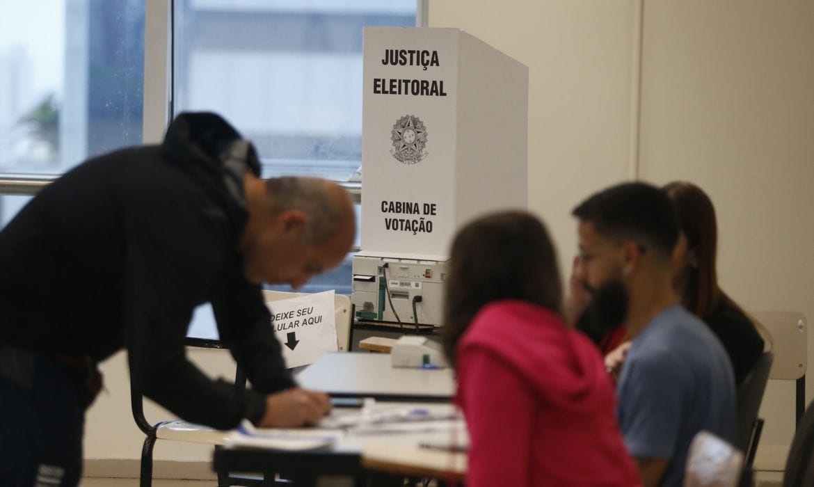 pessoa se prepara para votar