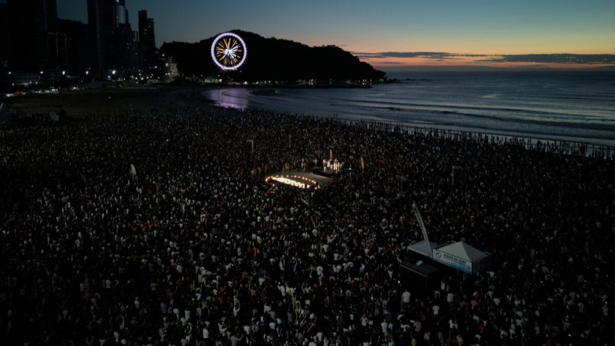 Fi&eacute;is se re&uacute;nem na Praia Central