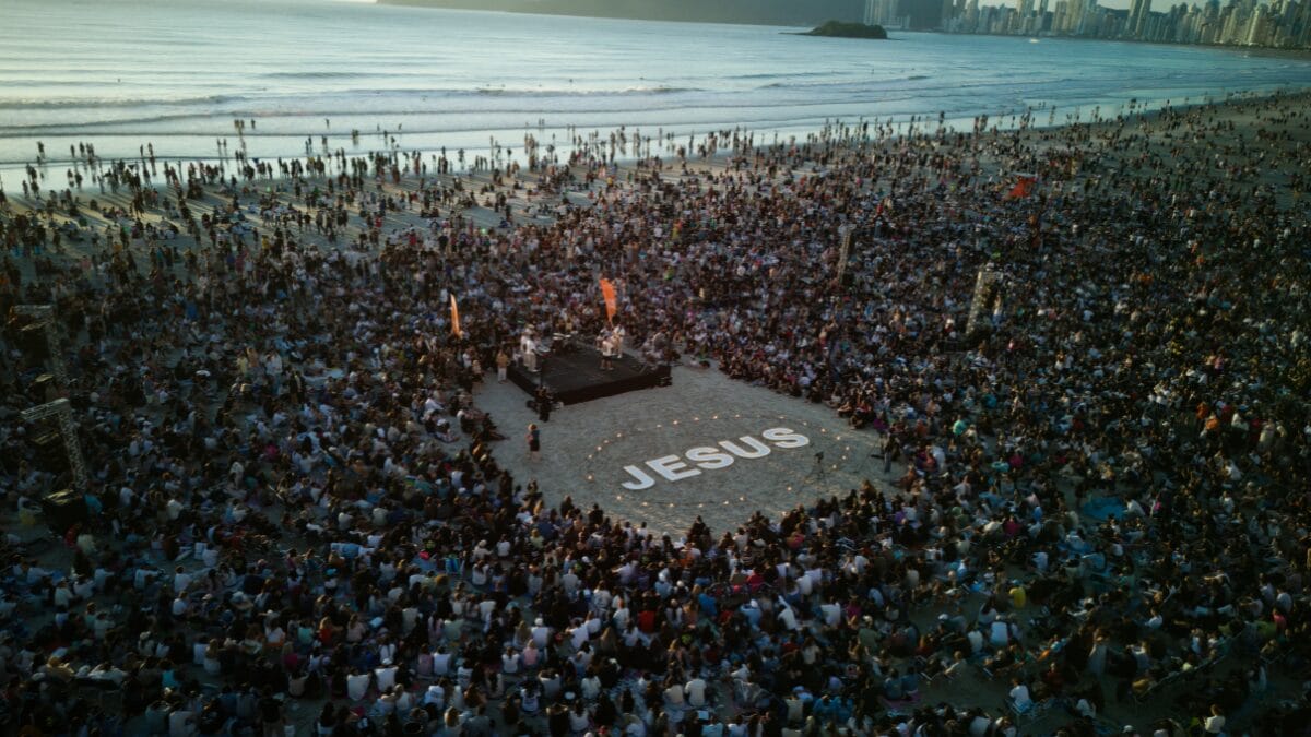 Fi&eacute;is se re&uacute;nem na Praia Central
