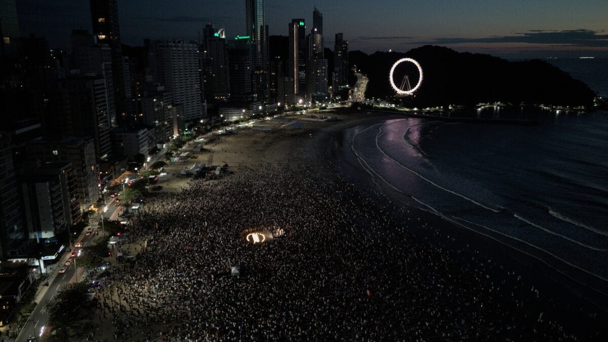 Fi&eacute;is se re&uacute;nem na Praia Central