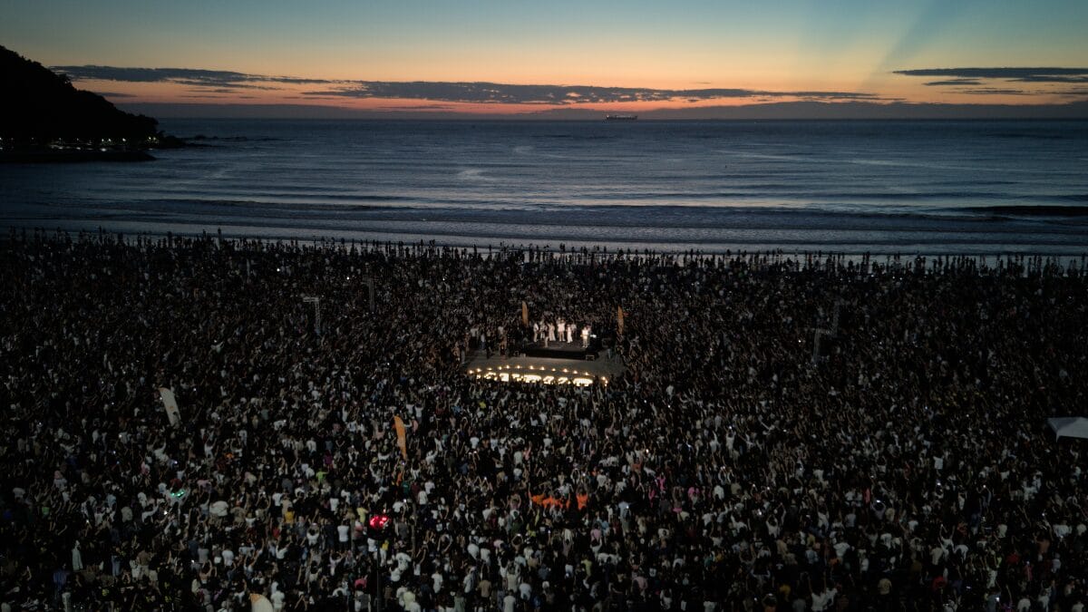 Fi&eacute;is se re&uacute;nem na Praia Central