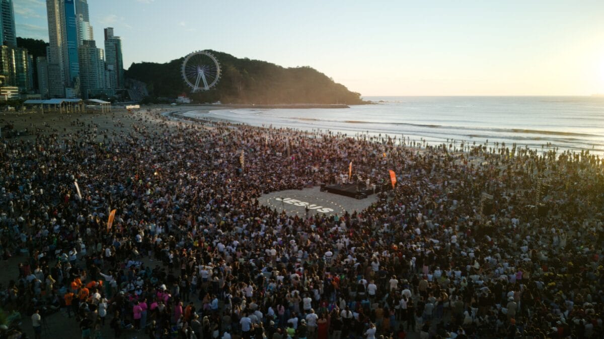 Fi&eacute;is se re&uacute;nem na Praia Central 
