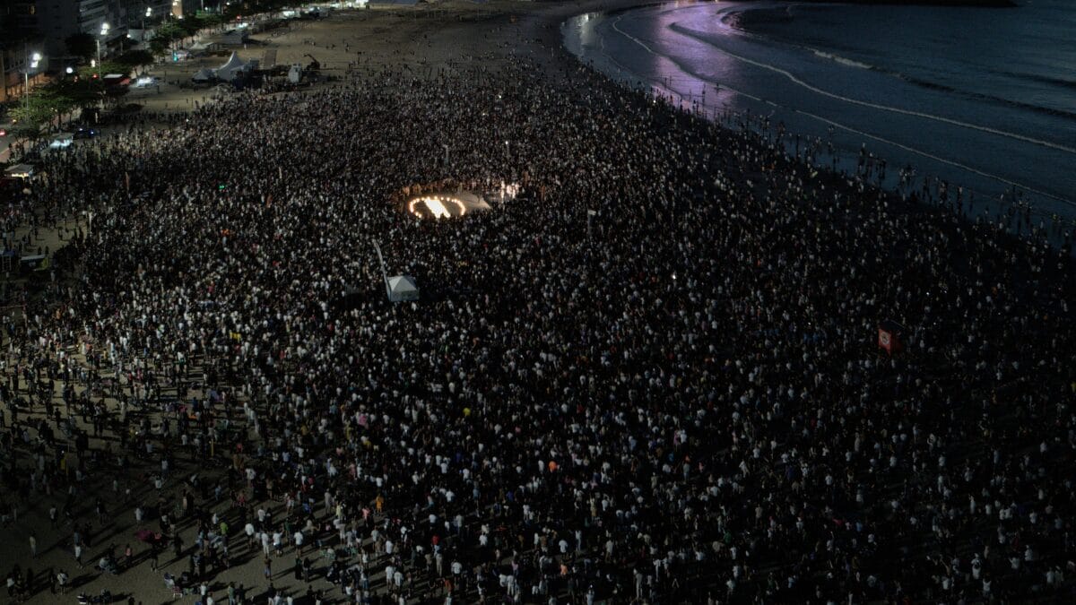 Fi&eacute;is se re&uacute;nem na Praia Central