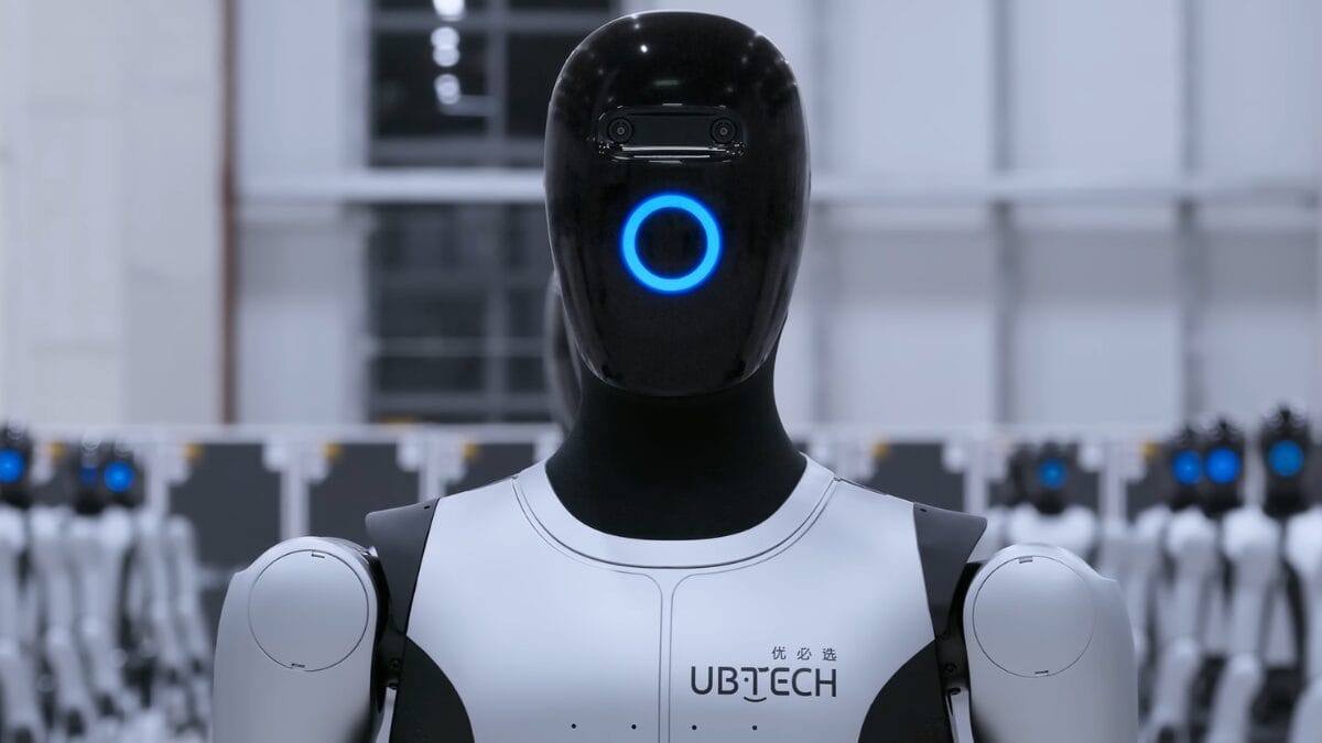 Rob&ocirc; humanoide Walker S2 da UBTECH aparece em close, com destaque para a estrutura do tronco e sensores, em ambiente fabril.