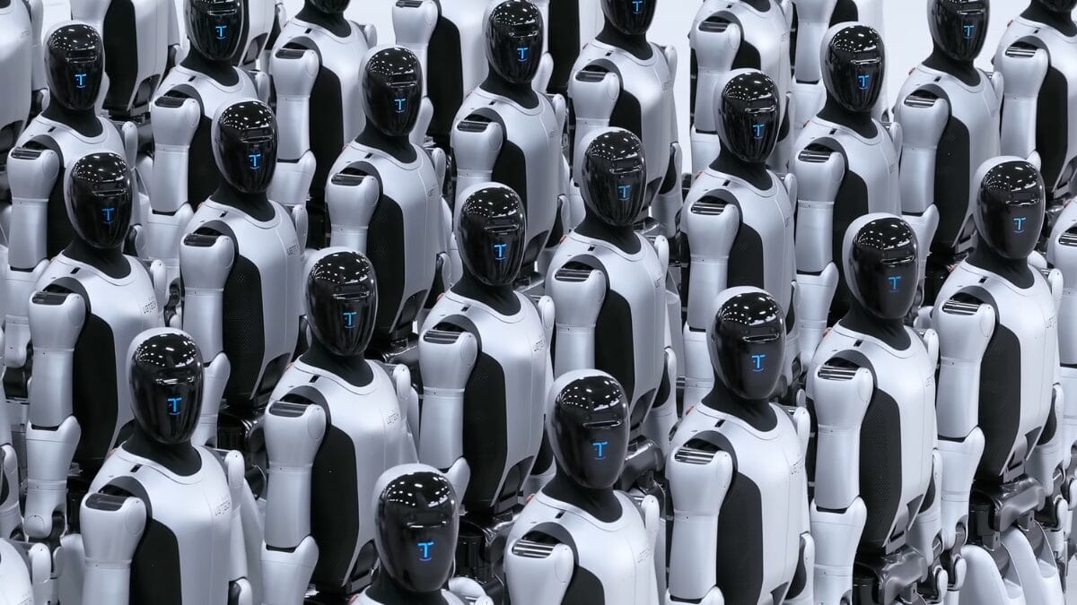 Conjunto compacto de rob&ocirc;s humanoides industriais da UBTECH, posicionados lado a lado, com destaque para o design padronizado.