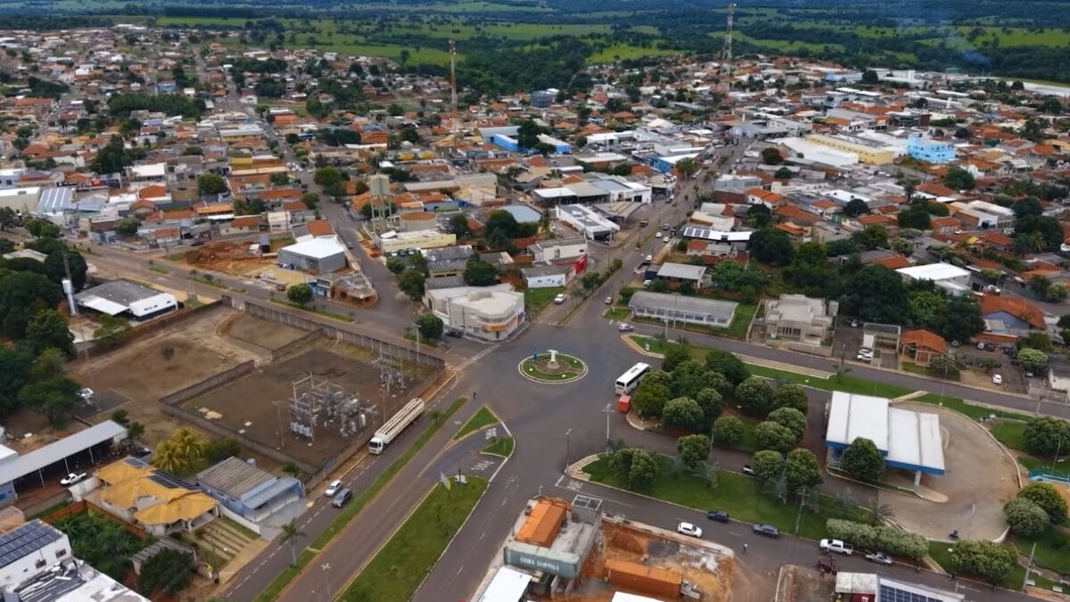 Vista a&eacute;rea do centro urbano de Inoc&ecirc;ncia, com ruas, casas e &aacute;reas comerciais.