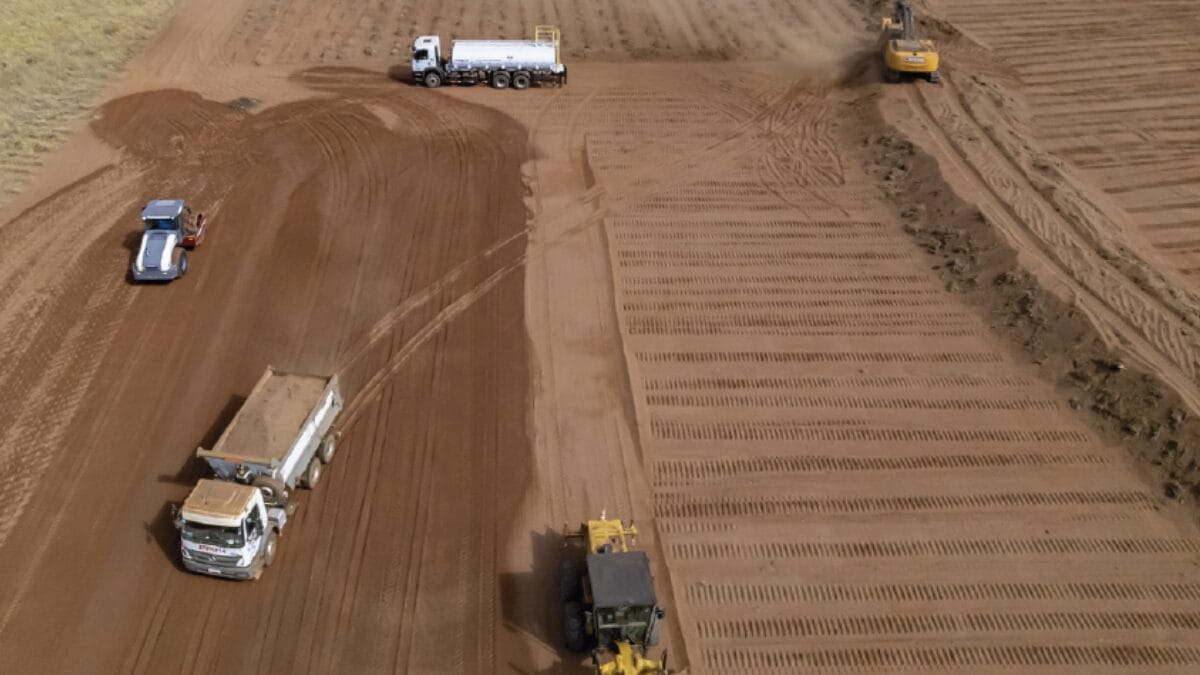 Caminh&otilde;es e m&aacute;quinas pesadas realizam movimenta&ccedil;&atilde;o de terra em &aacute;rea de constru&ccedil;&atilde;o da f&aacute;brica de celulose.