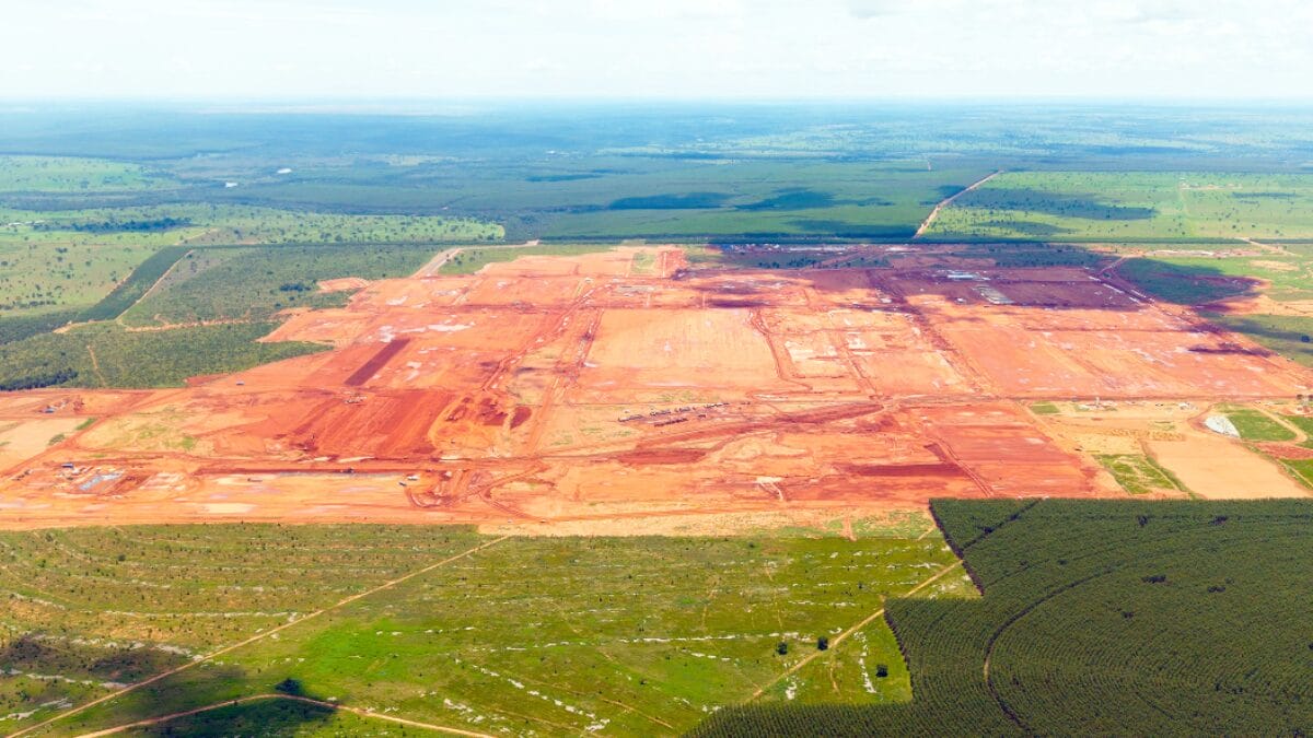 Vista a&eacute;rea mostra grande &aacute;rea de obras em solo avermelhado cercada por vegeta&ccedil;&atilde;o no munic&iacute;pio de Inoc&ecirc;ncia (MS)