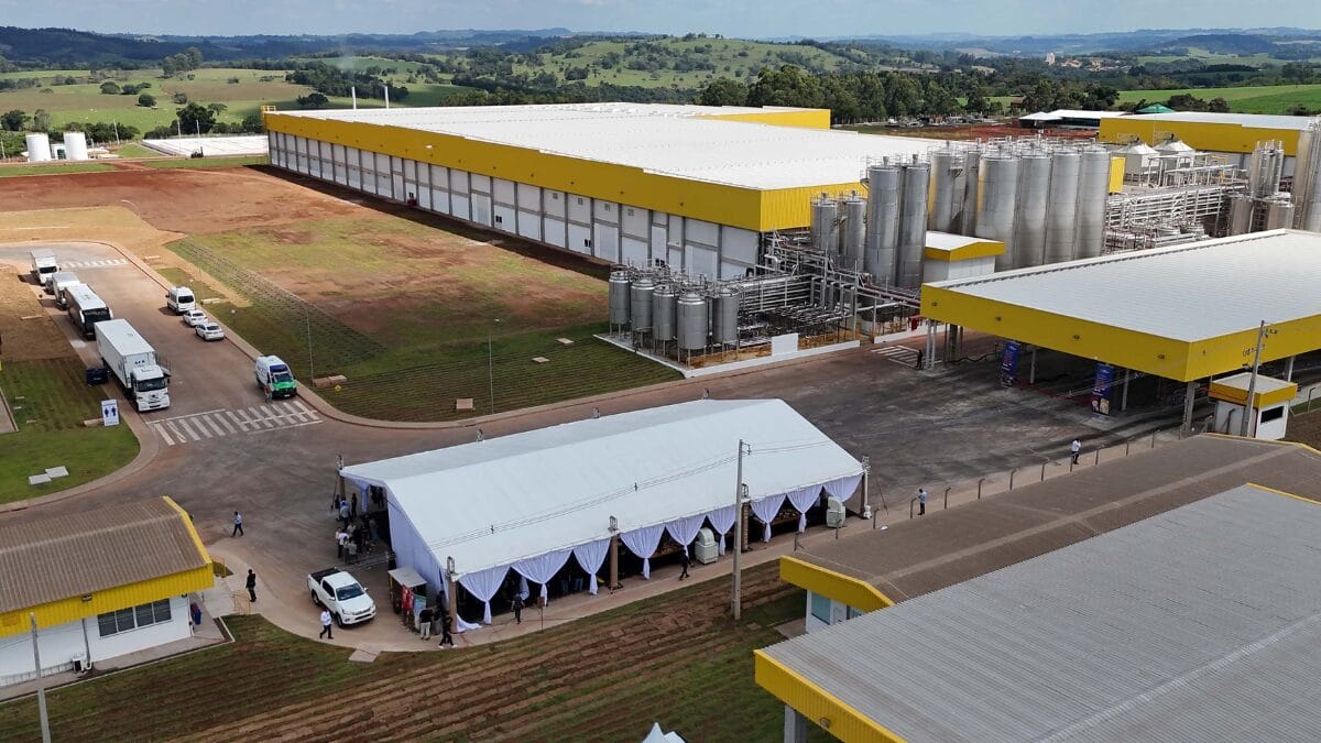 Imagem a&eacute;rea detalhada da planta industrial com &aacute;reas produtivas e log&iacute;sticas.