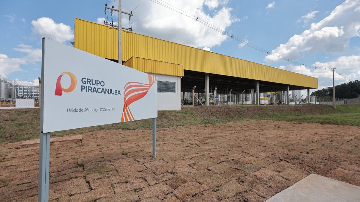 Placa de identifica&ccedil;&atilde;o de unidade industrial do Grupo Piracanjuba.