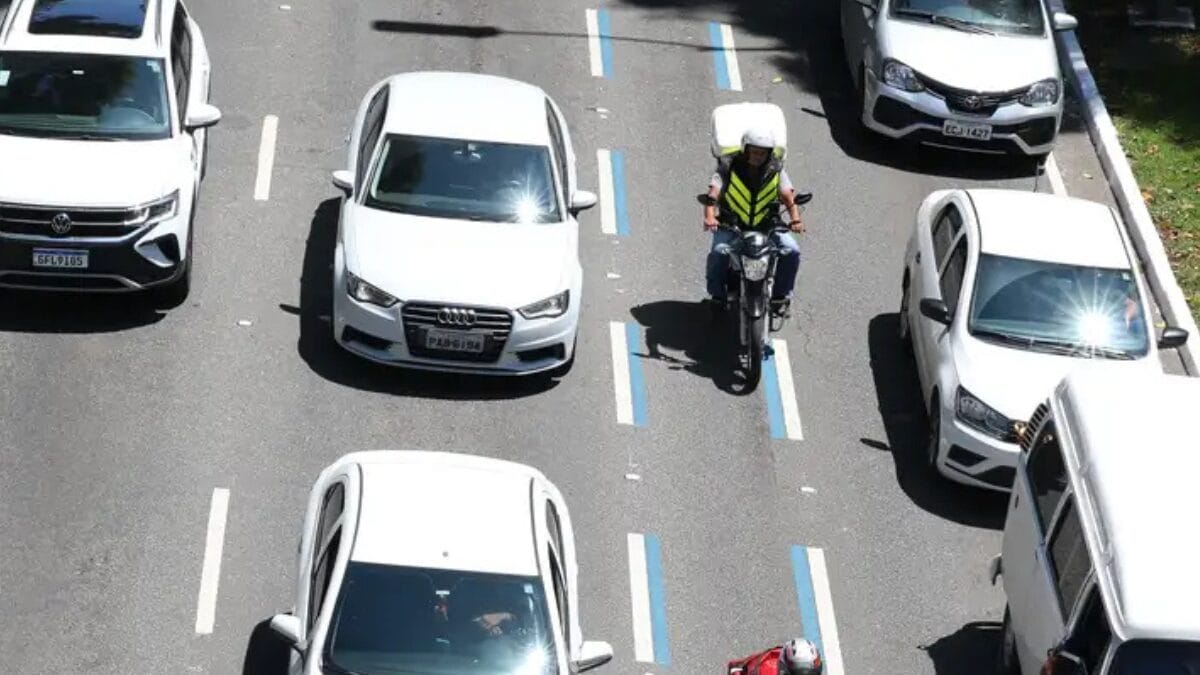 Faixa Azul para motociclistas na avenida 23 de Maio, em São Paulo, cidade pioneira na implementação da medida (Foto: Rovena Rosa, Agência Brasil)