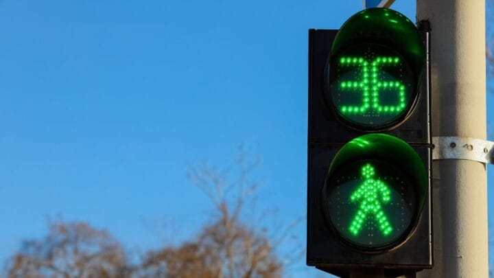Sinalização em faixas de pedestres com iluminação (Foto: Banco de Imagens)