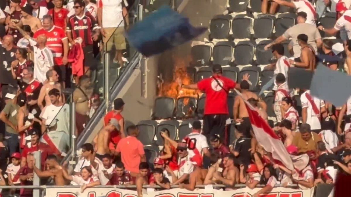 Fogo na arquibancada em River Plate x Boca Juniors