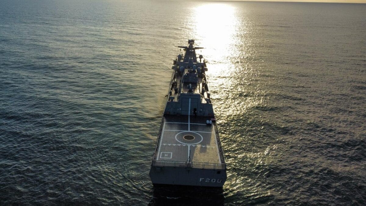 Veja como &eacute; a Fragata Tamandar&eacute;, constru&iacute;da em Itaja&iacute;