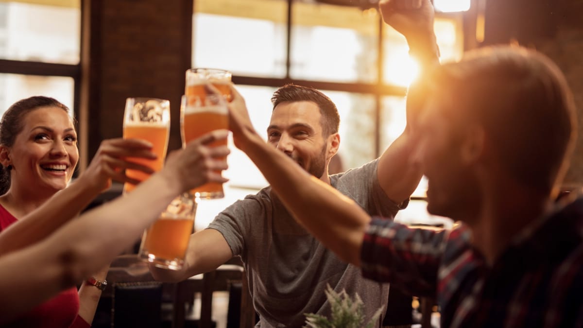 Consumo frequente de cerveja pode afetar o coração e o fígado mesmo sem sinais imediatos (Foto: Freepik)