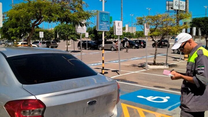 Pessoa fiscaliza se estacionamento está correto