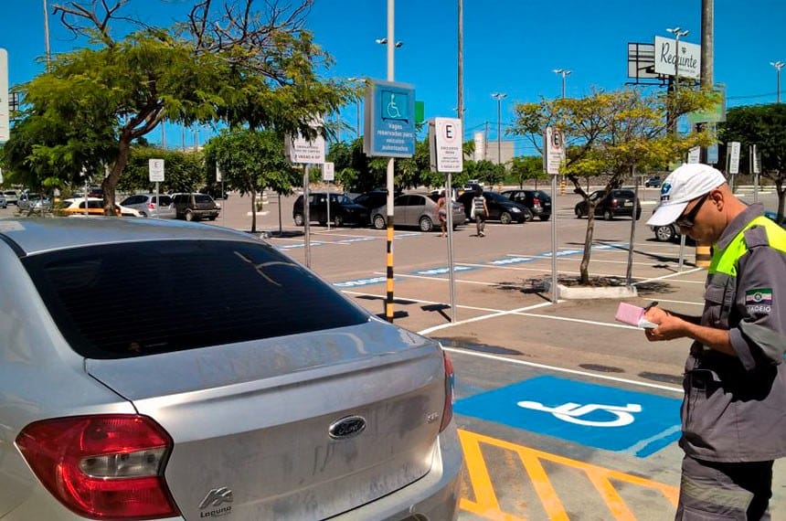 Pessoa fiscaliza se estacionamento está correto