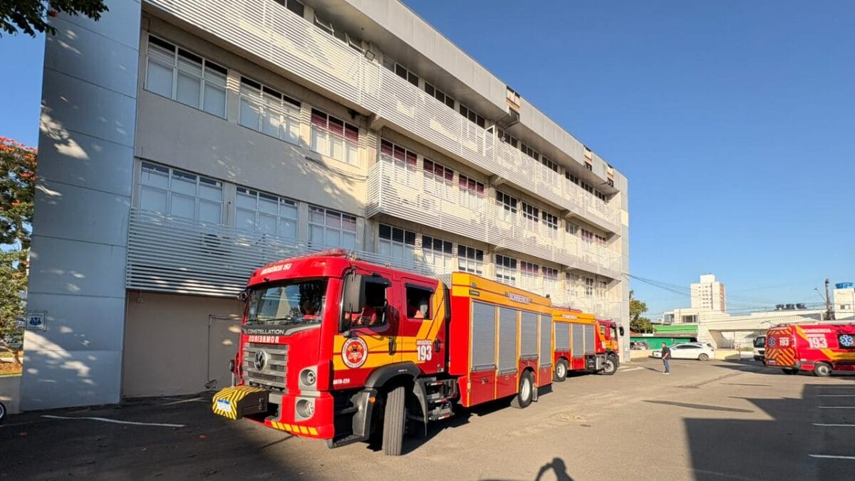 Veja como ficou o gabinete do prefeito Robison Coelho ap&oacute;s inc&ecirc;ndio