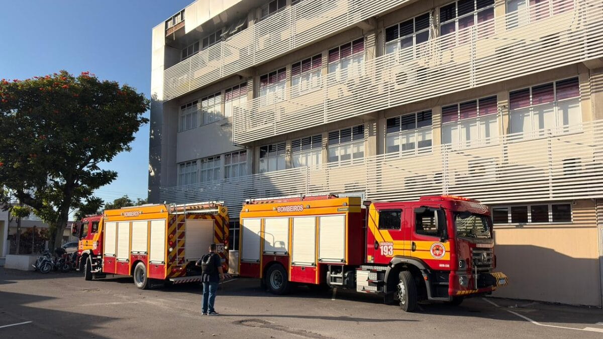 Veja como ficou o gabinete do prefeito Robison Coelho ap&oacute;s inc&ecirc;ndio
