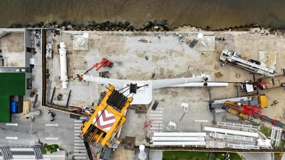 Montagem da roda-gigante It Wheel, em Itapema