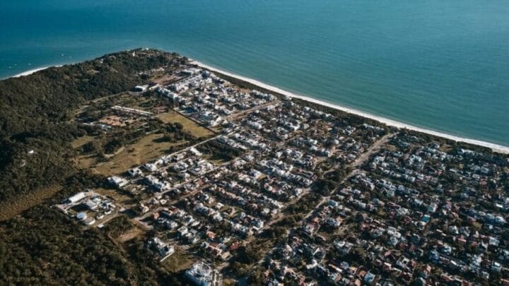 Trabalhador sofre choque elétrico e morre durante serviço em bairro luxuoso de Florianópolis