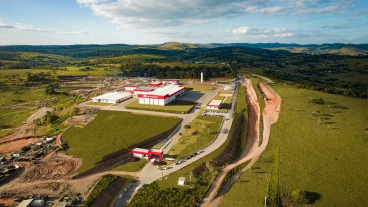 Imagem aérea mostra amplo complexo industrial da Masterboi em área rural, com galpões, vias internas e entorno de vegetação.