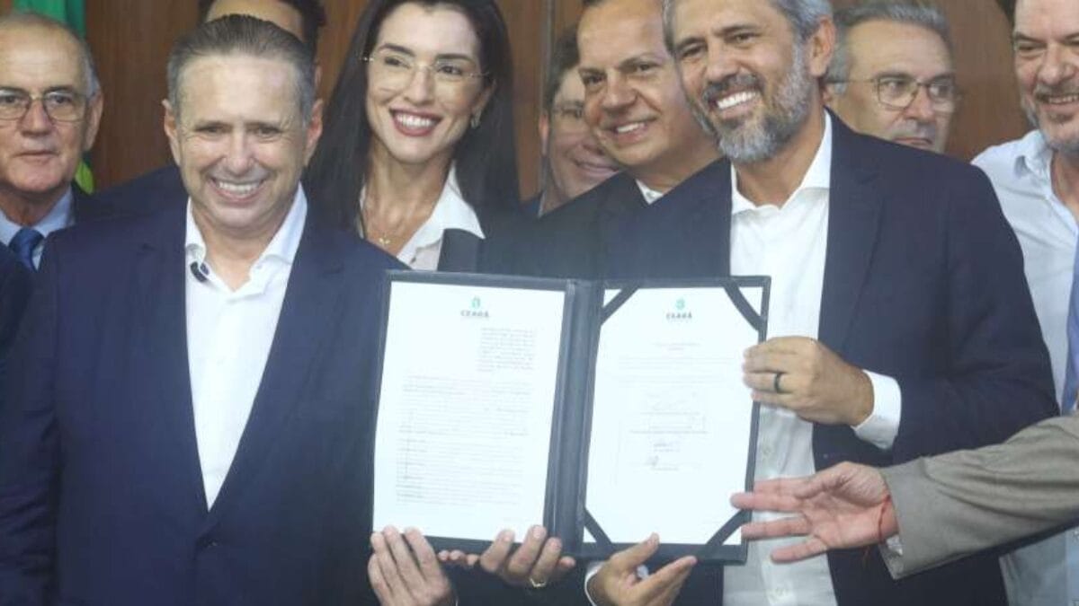 Autoridades estaduais e representantes da Masterboi exibem documentos assinados durante cerim&ocirc;nia oficial em ambiente interno.