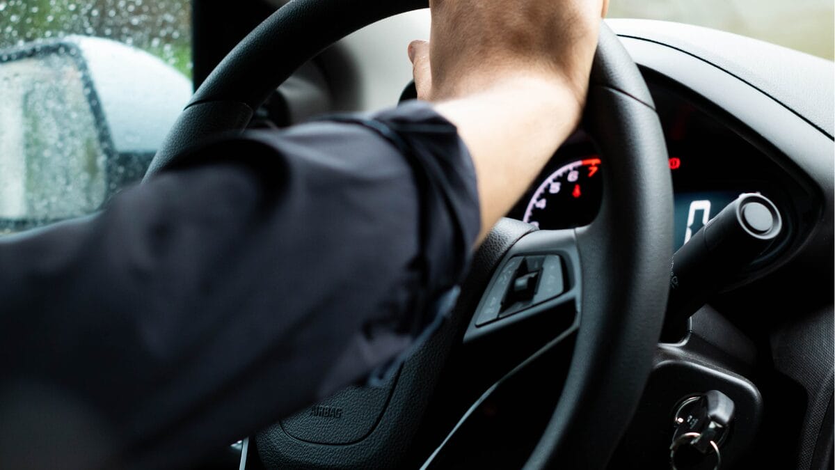 motorista com a m&atilde;o no volante