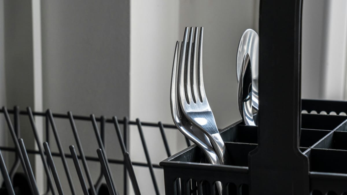 O brilho do inox depende mais da técnica do que da força (Foto: Pexels)