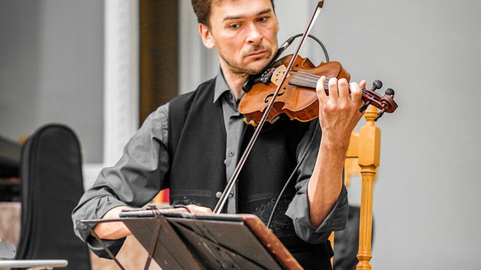 Aprender violino na vida adulta pode ser mais relaxante do que parece (Foto: Pexels)