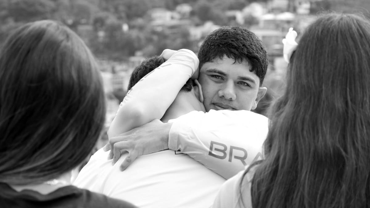 Não se isolar de tudo e todos, é essencial nesse momento de luto (Foto: Pexels)