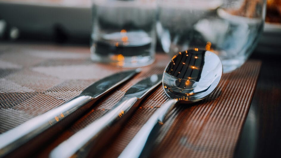 O jeito de lavar pode fazer toda a diferença no brilho dos talheres (Foto: Pexels)