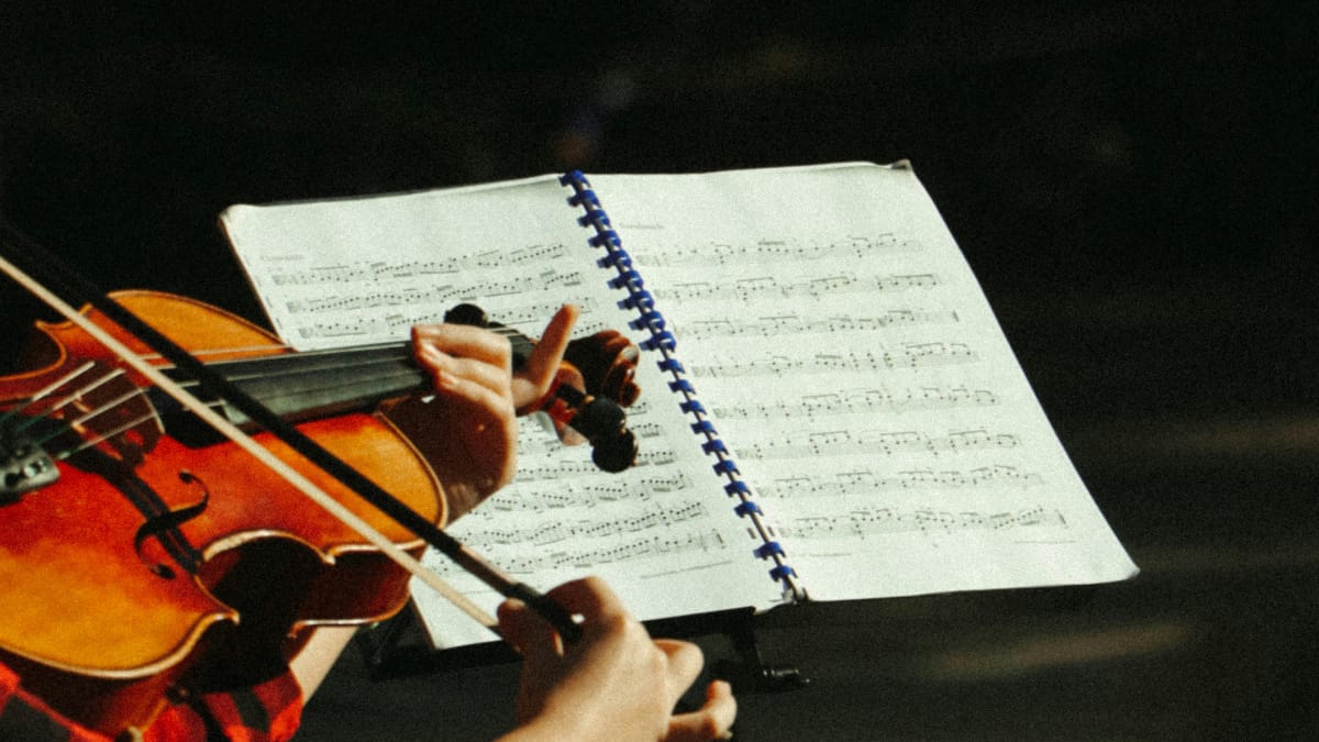 Tocar um instrumento pode ajudar a aliviar o estresse do dia a dia (Foto: Pexels)