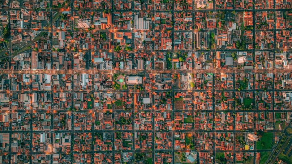 Vista aérea revela o traçado em linhas retas que lembra um tabuleiro de xadrez (Foto: Pexels)