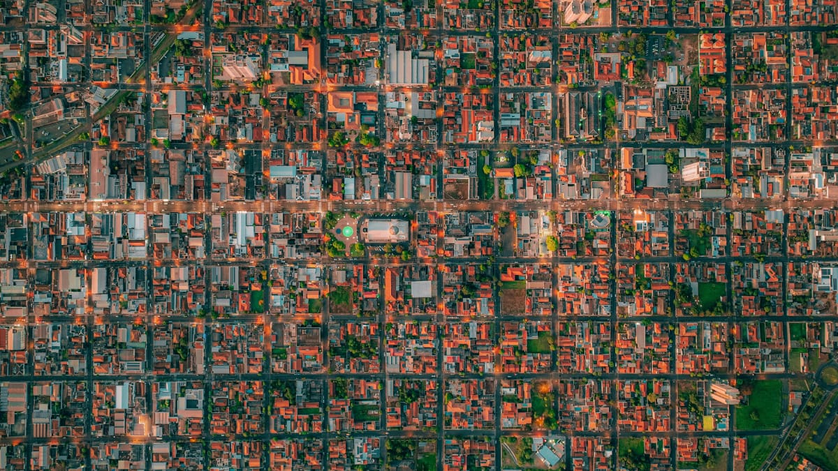 Vista aérea revela o traçado em linhas retas que lembra um tabuleiro de xadrez (Foto: Pexels)