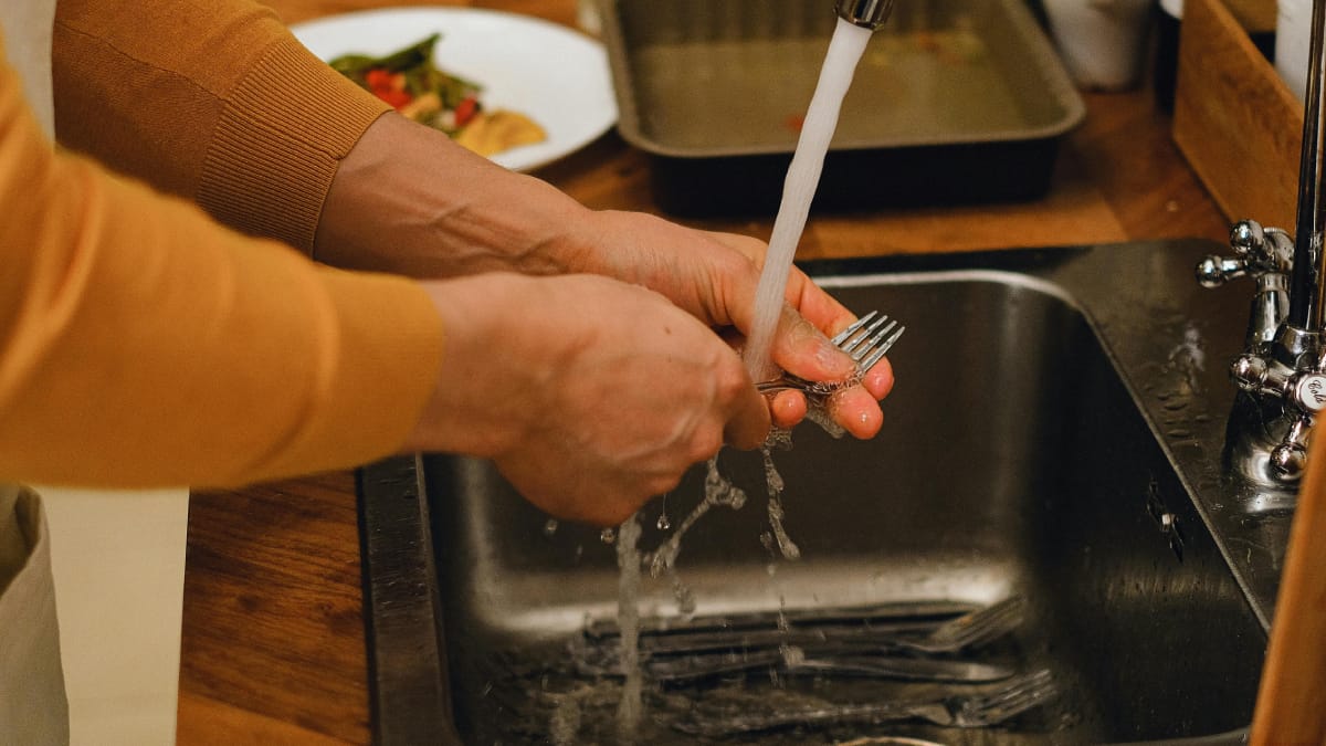 Pequenos cuidados evitam manchas e aparência envelhecida (Foto: Pexels)