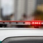 Criança de 7 anos corre à escola pedir ajuda para salvar a mãe; pai é achado em armário