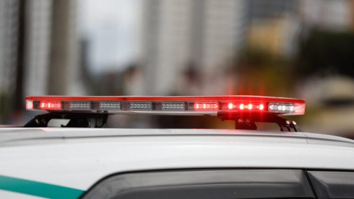 Fuga após sequência de tiros contra esposa acaba em prisão na Grande Florianópolis