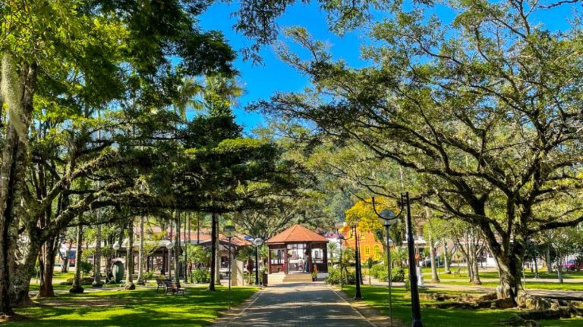 Pra&ccedil;a Roberto Beppler em Anit&aacute;polis, SC