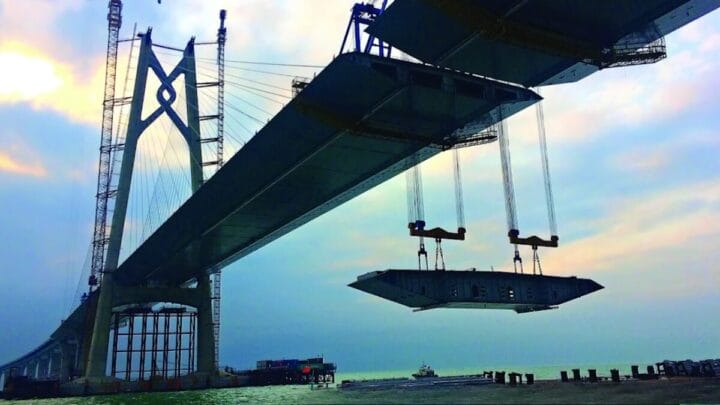 A CCCC foi responsável pela ponte-túnel Hong Kong-Zhuhai-Macau, com 55 km de extensão total, e agora participa da maior obra de infraestrutura do Brasil ao lado da portuguesa Mota-Engil