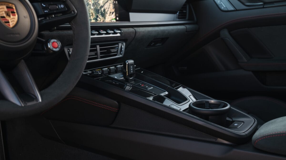 Como &eacute; o interior de carro comprado por Leonardo