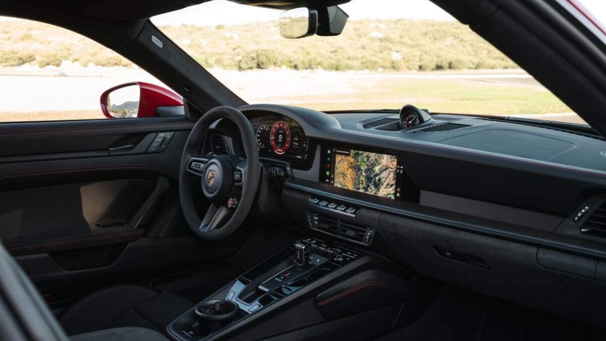 como &eacute; o interior de carro comprado por Leonardo